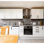 Chic 3-Br Home Welll Located In Islington