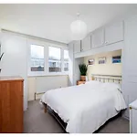 Chic 3-Br Home Welll Located In Islington