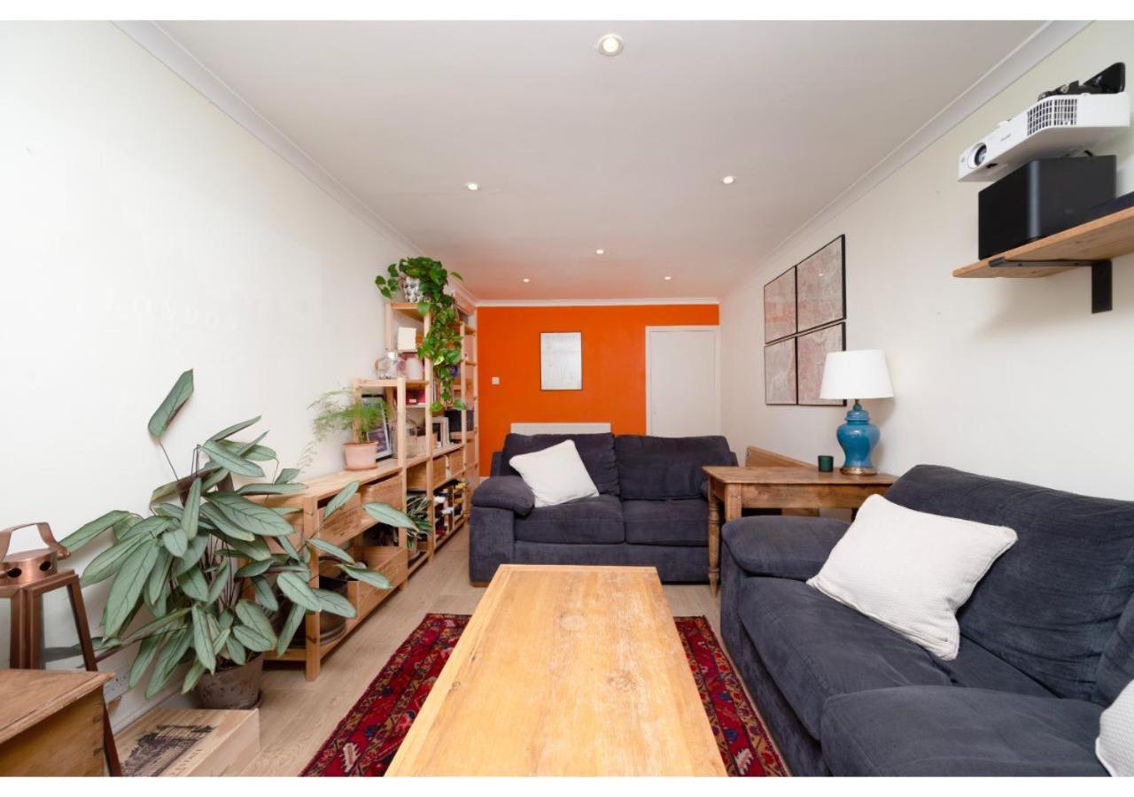 Chic 3-br Welll Located In Islington